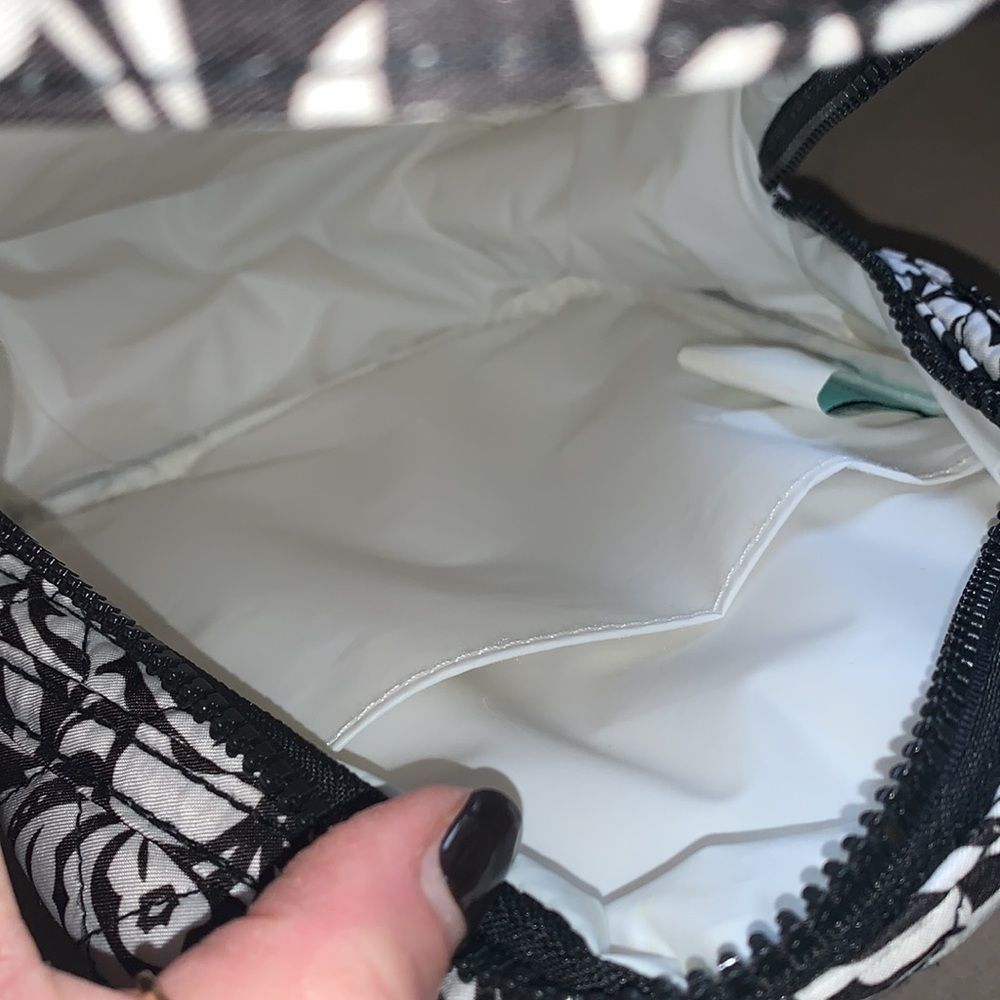 Black and white soft-sided lunch bag with handles - Picture 4 of 7